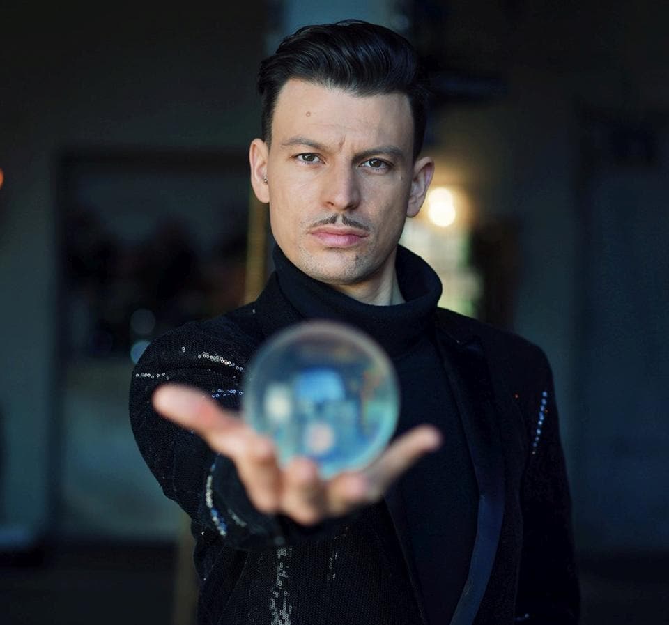 Gyertyán Balázs kristálygömbbel