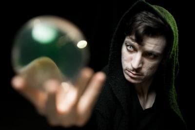Gyertyán Balázs kristálygömbbel